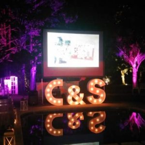 La elegante instalación 'C&S' de Animus Discotecas reflejada en la piscina durante un evento nocturno, creando un efecto visual impresionante.