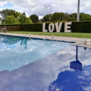 Las grandes letras 'LOVE' de Animus Discotecas junto a la piscina invitan a una atmósfera romántica para bodas y celebraciones al aire libre.