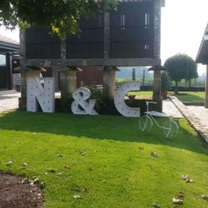 Las letras gigantes 'N&C' de Animus Discotecas decoran el jardín de una finca rústica, proporcionando un fondo perfecto para eventos campestres.