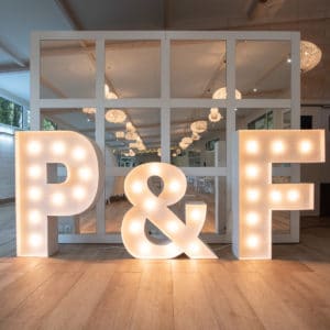 Animus Discotecas: letras gigantes 'P&F' añaden un encanto especial a la decoración de bodas en un salón acogedor.