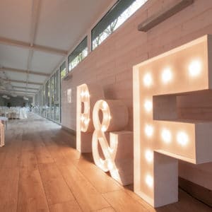 Decoración con letras gigantes 'P&F' de Animus Discotecas, ideal para añadir un brillo especial a tu evento o boda.