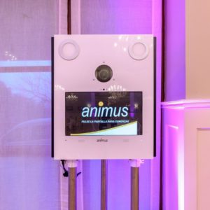 Fotomatón tótem de Animus con pantalla táctil interactiva y diseño elegante, realzado por luces LED de ambiente, listo para capturar momentos especiales en eventos en Galicia