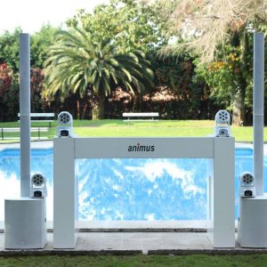 Sistema de discoteca móvil Animus instalado junto a la piscina, con columnas de sonido elegantes y luces modernas, ideal para añadir una atmósfera festiva a eventos al aire libre y celebraciones en entornos naturales de Galicia