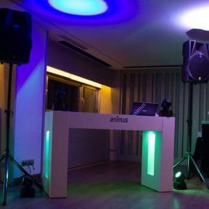 Configuración premium de discoteca móvil Animus con iluminación suave y altavoces profesionales, preparada para ofrecer una experiencia musical excepcional en eventos corporativos y sociales en Galicia