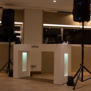Configuración premium de discoteca móvil Animus con iluminación suave y altavoces profesionales, preparada para ofrecer una experiencia musical excepcional en eventos corporativos y sociales en Galicia
