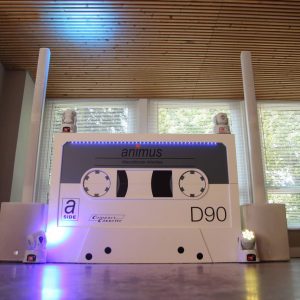 Innovadora discoteca móvil de Animus con diseño de cassette gigante, iluminación LED y altavoces listos para animar cualquier evento y celebración en Pontevedra, con un ambiente moderno y retro a la vez