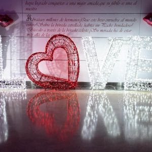 Corazón y palabra 'LOVE' en brillante iluminación LED como parte de los servicios para eventos en Galicia, creando un ambiente romántico.