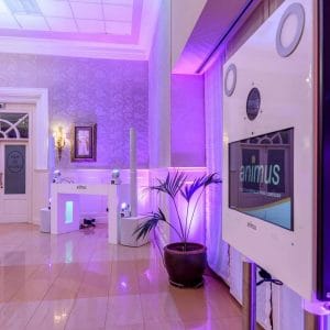 Elegante sala de eventos de Animus Discotecas Móviles, con iluminación ambiental en tonos púrpuras y equipo de sonido profesional listo para bodas y fiestas en Galicia.